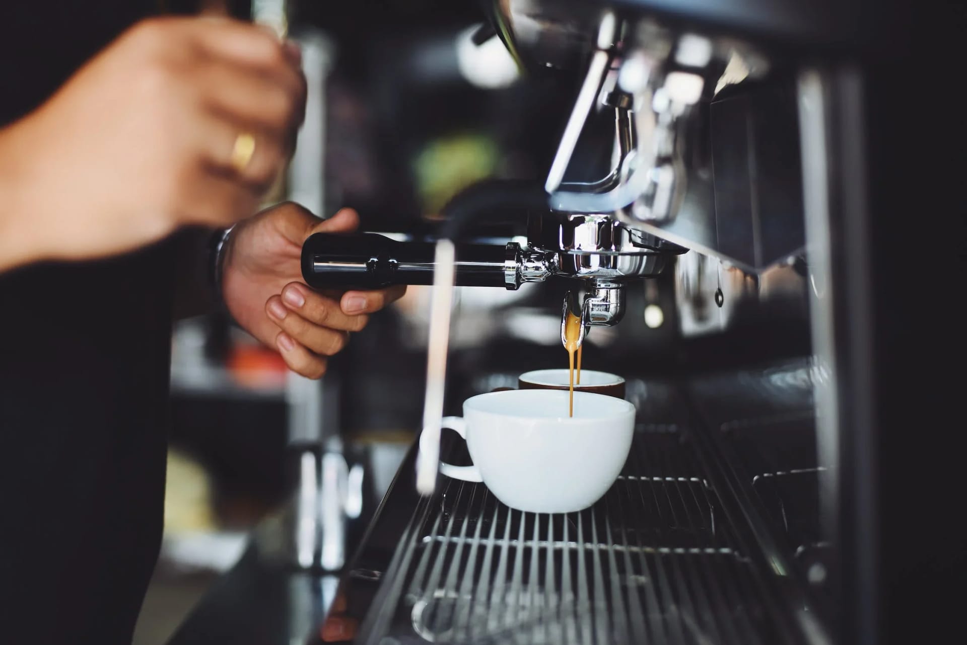 Kaffee nach Zahnreinigung – Was BohnenSzene zur Wartezeit und Pflege rät