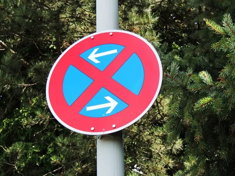 Vermeiden Sie Parkprobleme während des Umzugs durch ein Straßensperrungen Berlin